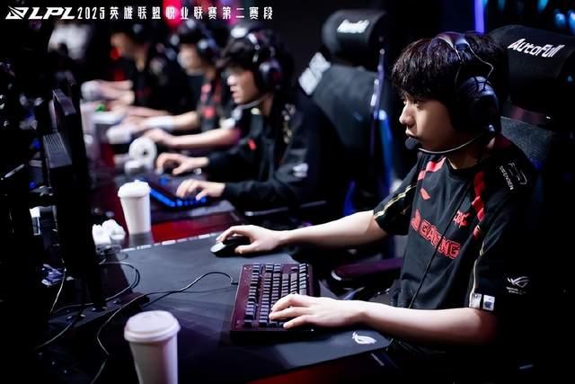 关于GEN碾压JDG,Ruler单局斩获MVP激烈交锋入围赛,锁定晋级资格的信息 关于GEN碾压JDG,Ruler单局斩获MVP激烈交锋入围赛,锁定晋级资格的信息