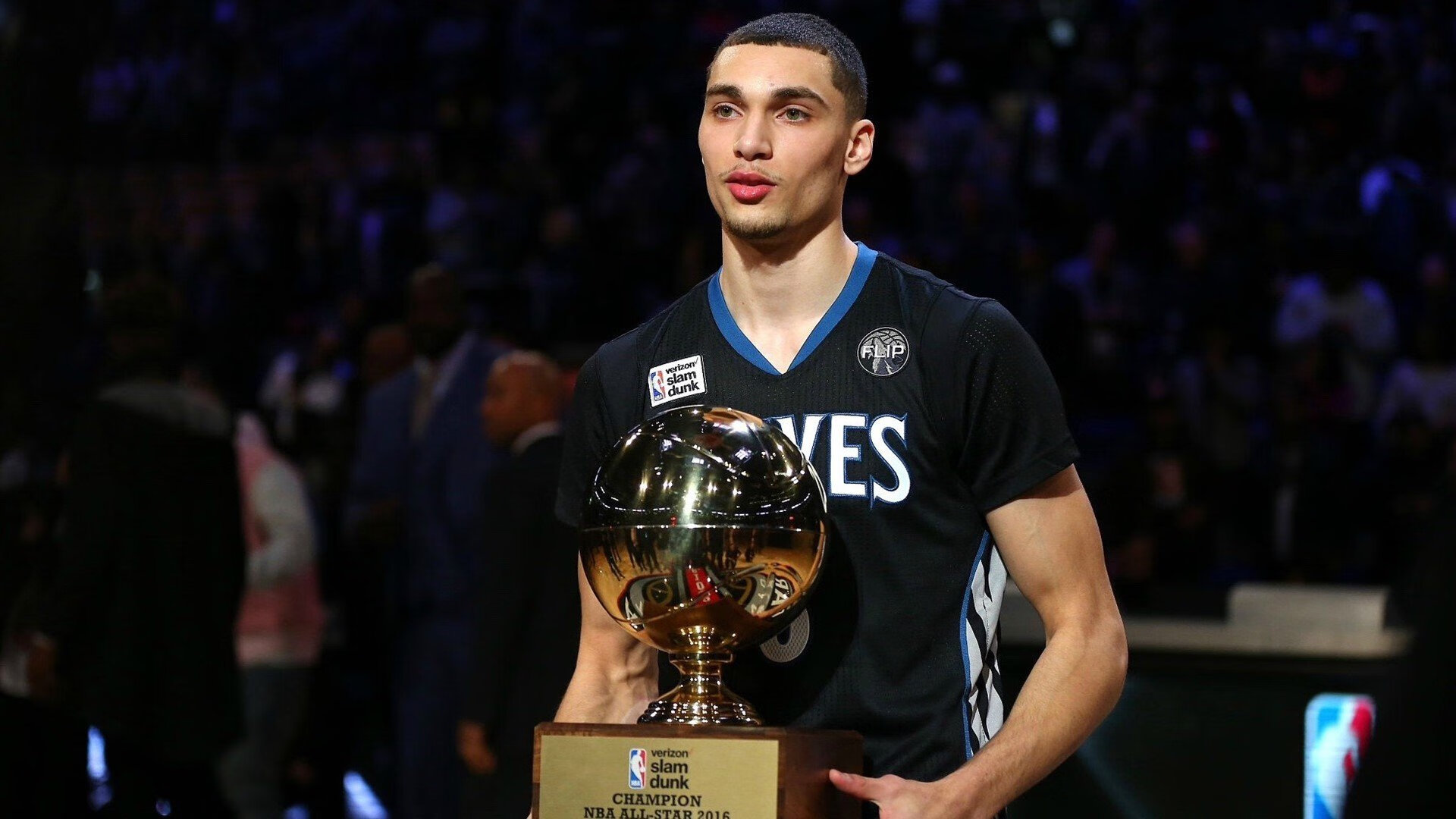 德甲争冠战之夜，文班亚马对手完全无解，当篮球天赋遇见足球激情