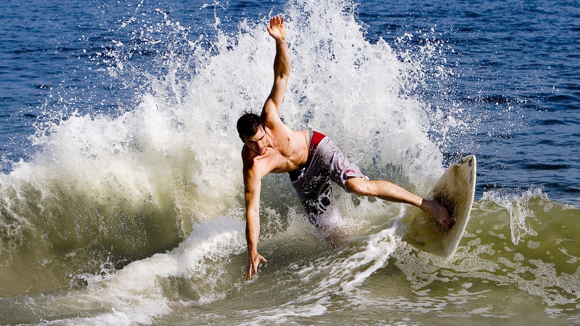 跨界奇才!武切维奇F1赛场强行终结尼克斯,以篮球智慧接管年度争冠战