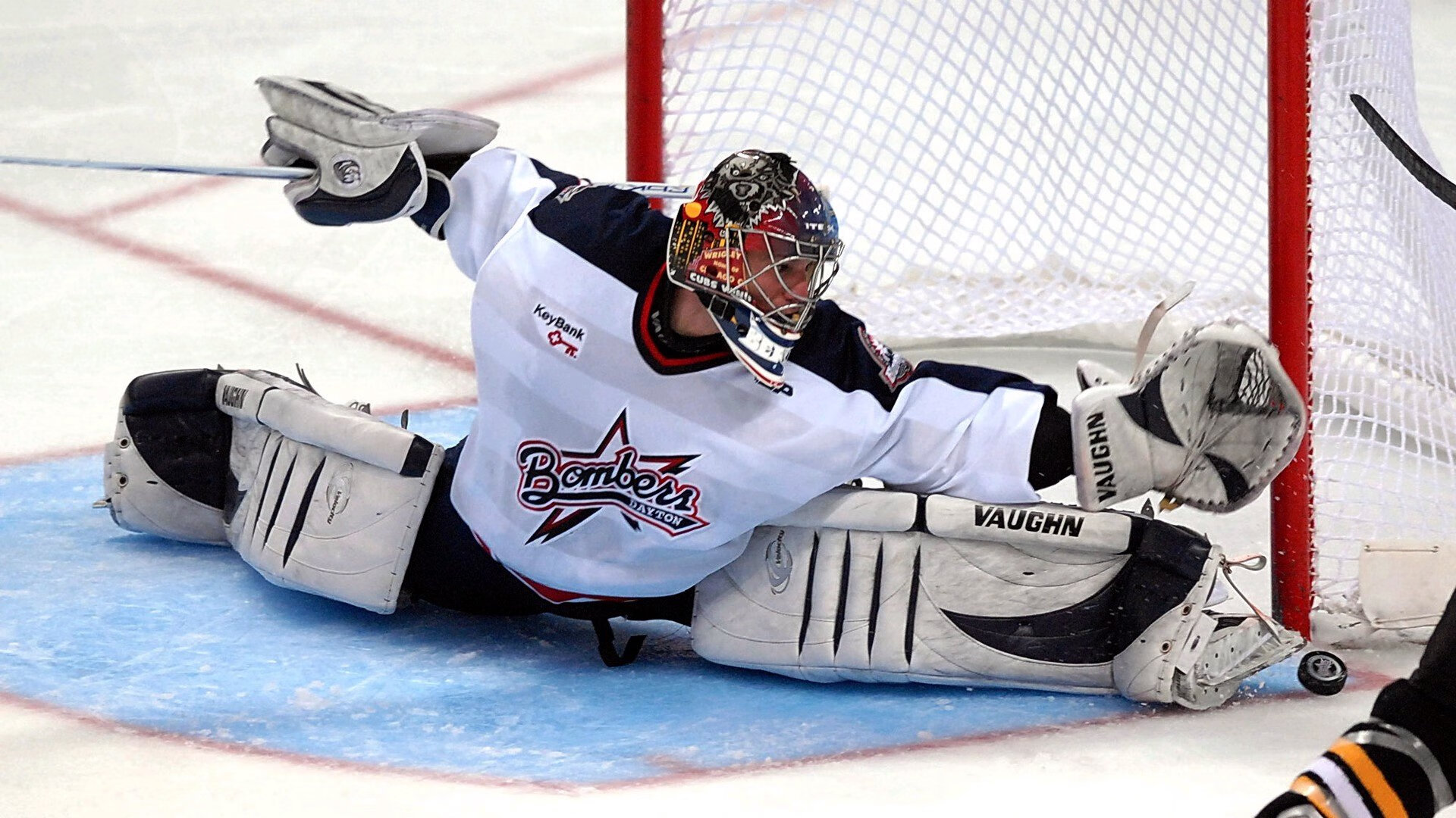 戈贝尔展现统治力，76人团队协作力克上海队